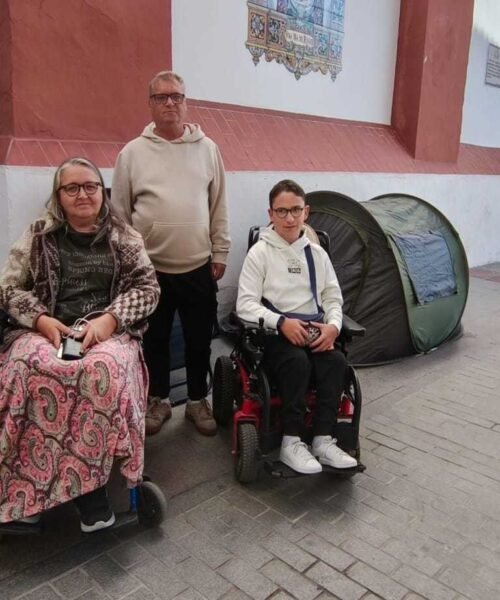 Una familia lleva una semana acampada en la calle tras ser desalojada: «No queremos ayudas, sólo una vivienda de alquiler en la que entren las sillas de ruedas»