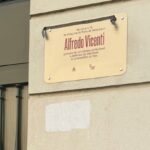 Santiago rende homenaxe ao xornalista e político Alfredo Vicenti cunha placa na súa casa natal