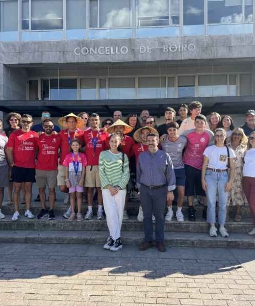 Boiro recibe aos deportistas do Club dePiragüismo Rías Baixas que participaron no Campionatodo Mundo de barco dragón coa selección española