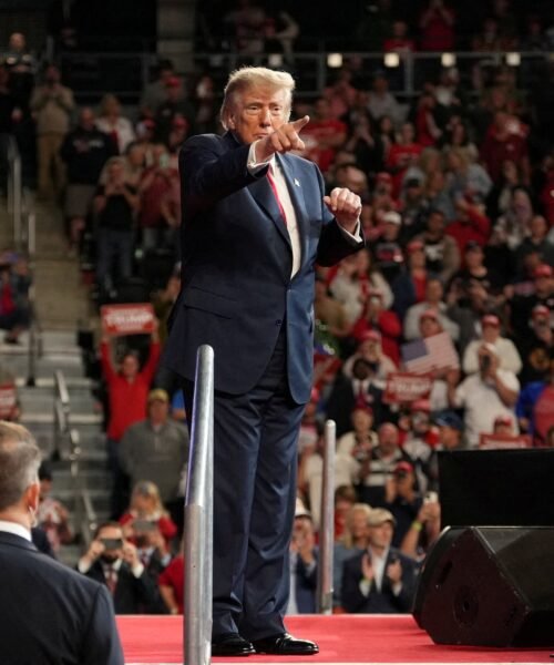 Trump: a la defensiva en las encuestas, desatado en los mítines