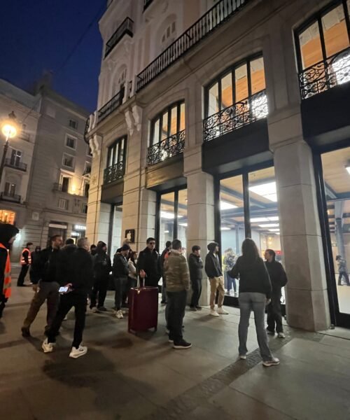 El furor por el iPhone Duo llega a las tiendas: horas de espera para adquirir el plegable de 2.300 euros frente a los acampados de Sol