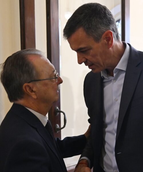 El Gobierno de Ceuta lleva ante notario más mensajes con Moncloa: “Buenas tardes, Diego [director de gabinete de Sánchez] ¿Alguna noticia?”