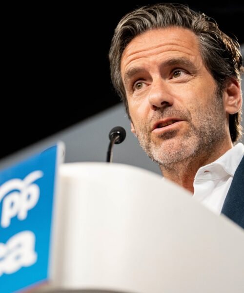 Génova se distancia de Ayuso y ve “garantista” el sistema de voto por correo: “Que vayan a votar por tierra, mar y aire”