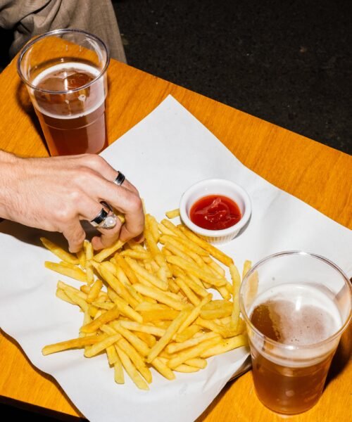 El alcohol no solo es una fuente de calorías vacías: también nos empuja a desear comida basura