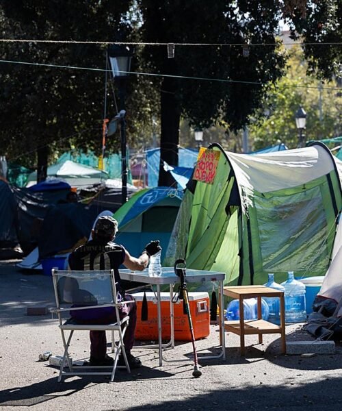 De protesta por la vivienda a albergue: la acampada de Barcelona se convierte en refugio de decenas de personas sin hogar