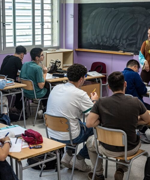 La bajada de ratios en las aulas, terrazas y playas sin humo o veto a las redes para menores de 16: las leyes sociales que decaen