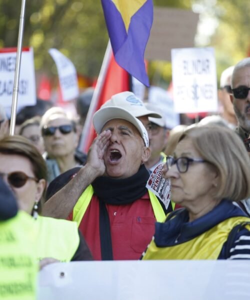 Miles de personas se manifiestan en Madrid en defensa del sistema de pensiones: “¡No se venden!”