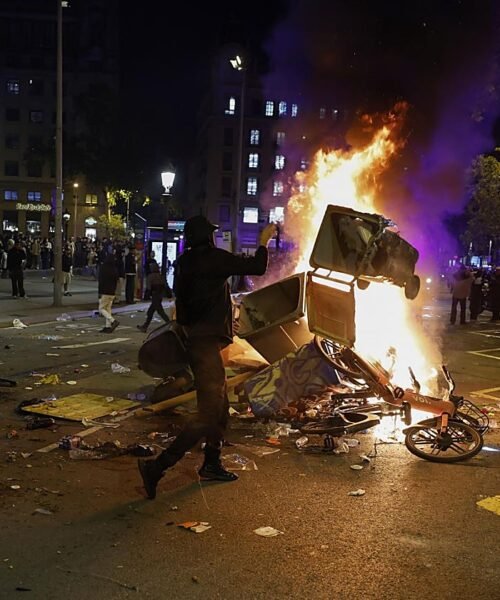 Un centenar de detenidos por los destrozos y saqueos de los antisistema en Barcelona