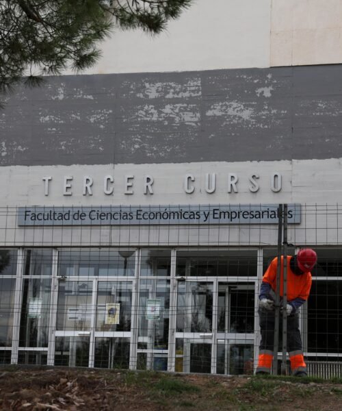 Profesores y arquitectos piden frenar el derribo de edificios en la Complutense por su valor histórico: “Son un lugar de memoria”