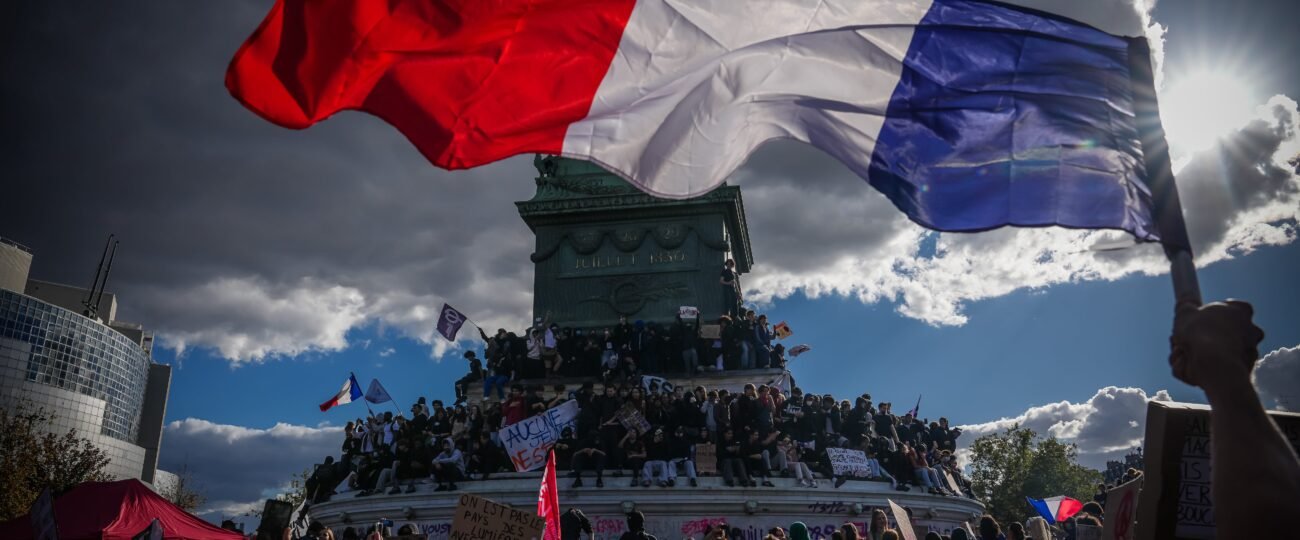 La rabia contra las instituciones tras una década de macronismo incendia Francia