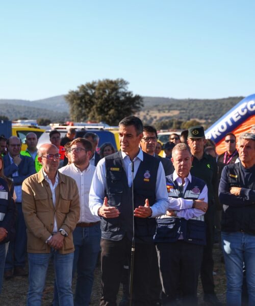 La tragedia da un vuelco al guion de la campaña