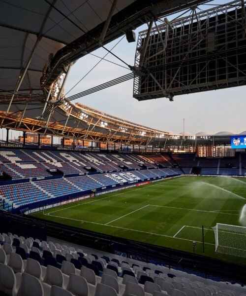 Ultras del Levante y Sevilla se pelean en las inmediaciones del Ciutat de València