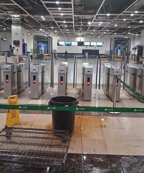 El temporal en Cataluña inunda la estación de Sants y obliga a atender a decenas de viajeros: «Es terrible»