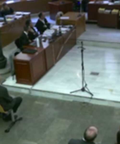 La indisposición de uno de los policías obliga a suspender el juicio por las lesiones a Roger Español