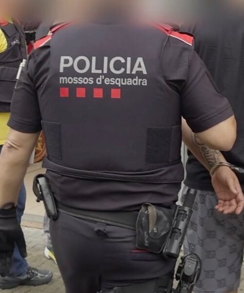 Los Mossos registran los domicilios de los tres detenidos por tirotear a dos guardias civiles en Tarrasa