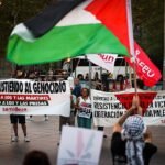 Varias decenas de personas se manifiestan en Barcelona para conmemorar el atentado del 7 de octubre en Israel: «¡Viva la lucha armada del pueblo palestino!»