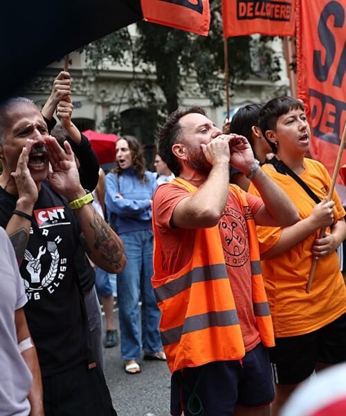 Los acampados de Barcelona llevan la protesta a la sede de Junts al grito de «huelga general»